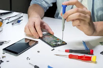 Technicien MOBILE CLINIC en réparation de carte mère